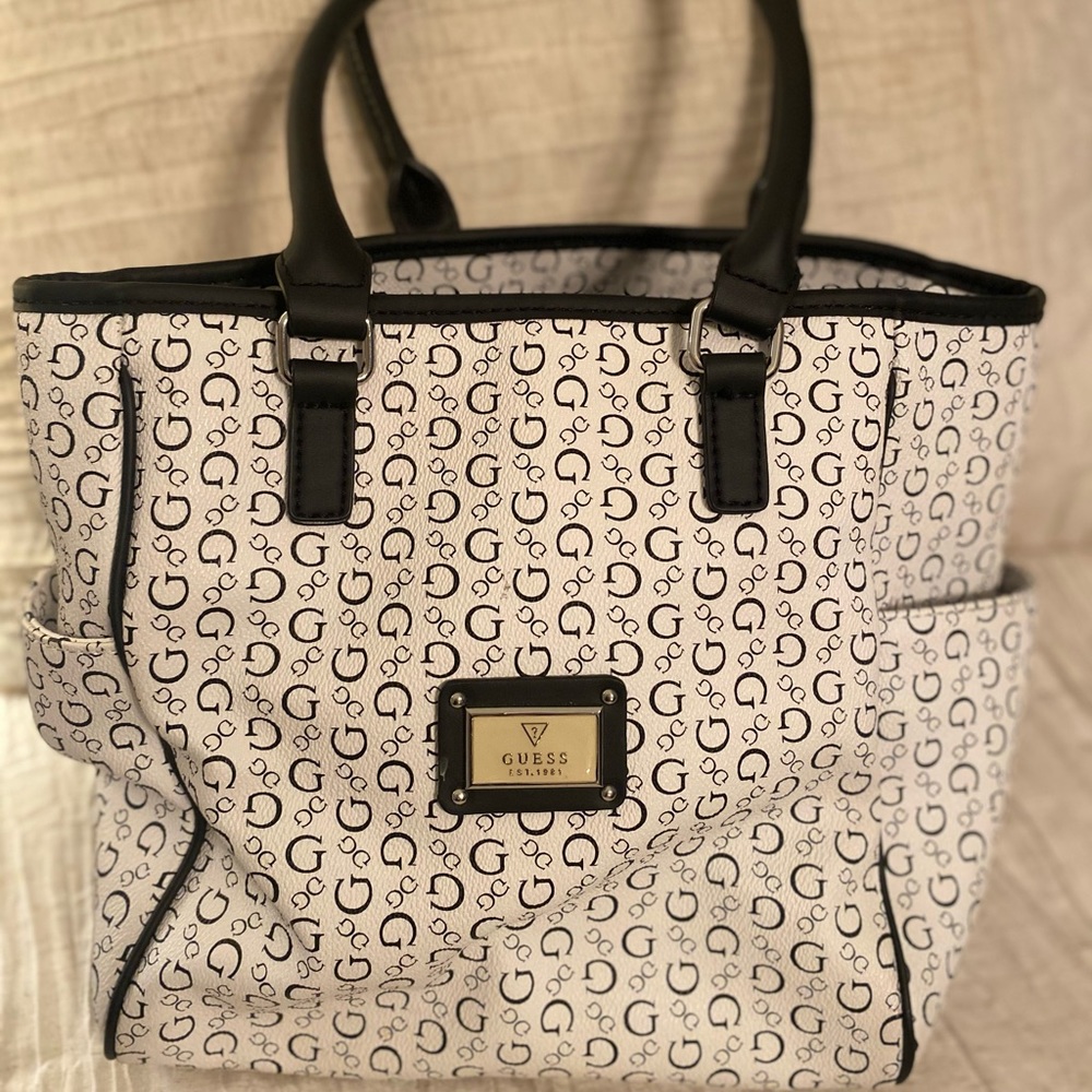 Guess purse like new !! Only used a few time .